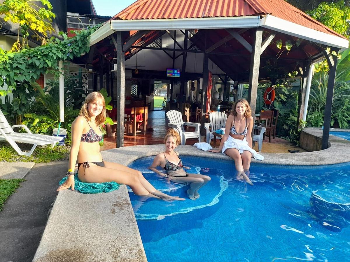 Miss Miriam. Hotel Frente Al Mar Tortuguero Ngoại thất bức ảnh