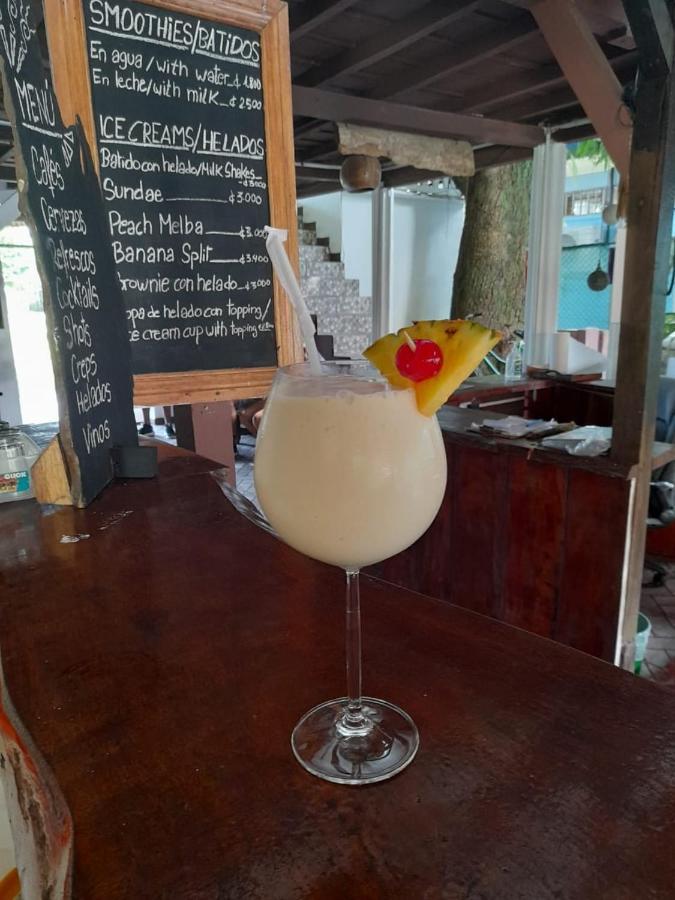 Miss Miriam. Hotel Frente Al Mar Tortuguero Ngoại thất bức ảnh