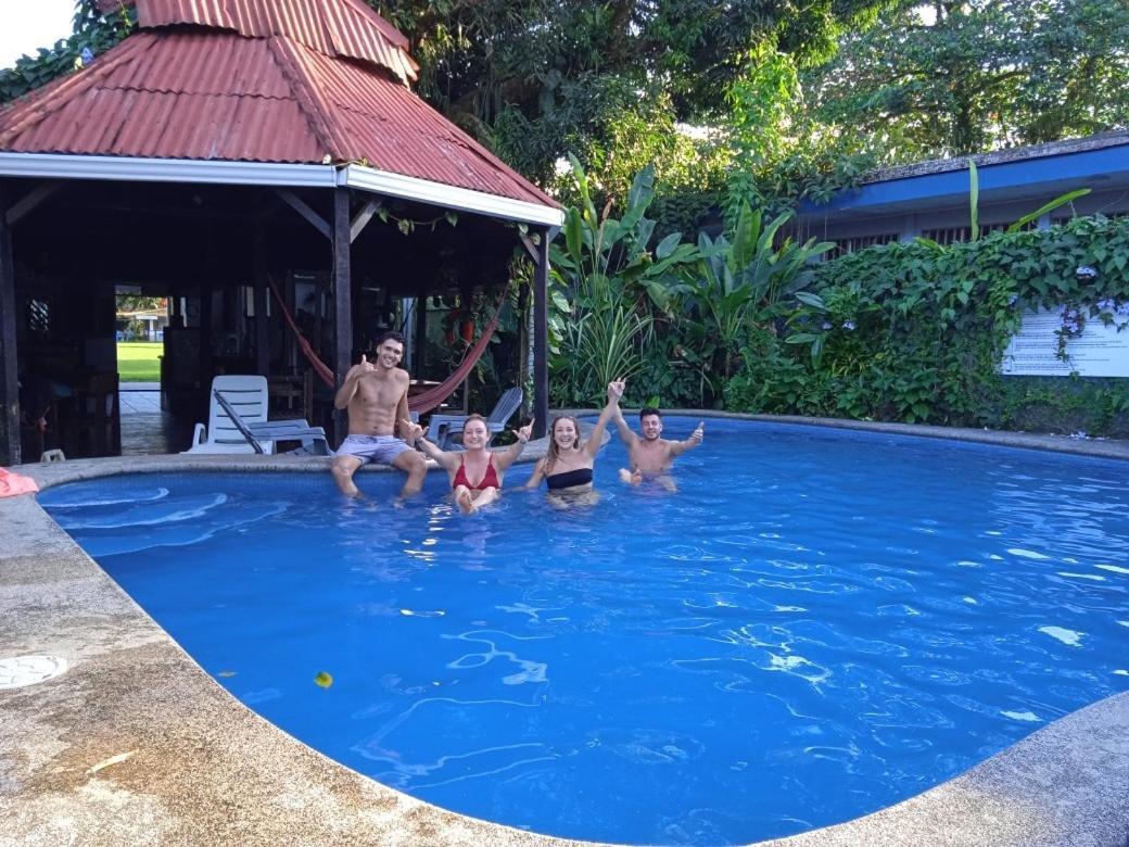 Miss Miriam. Hotel Frente Al Mar Tortuguero Ngoại thất bức ảnh